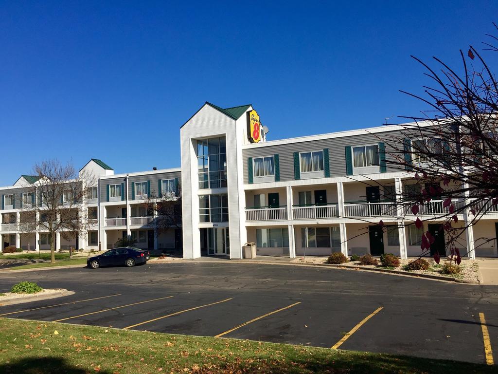 Super 8 By Wyndham Madison East Hotel Екстериор снимка