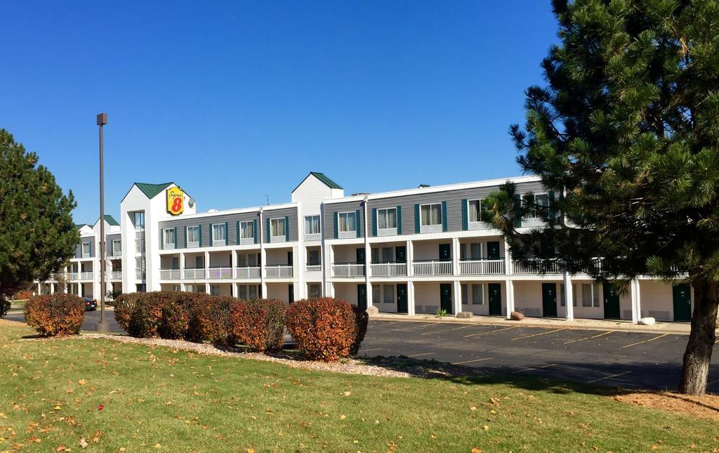Super 8 By Wyndham Madison East Hotel Екстериор снимка