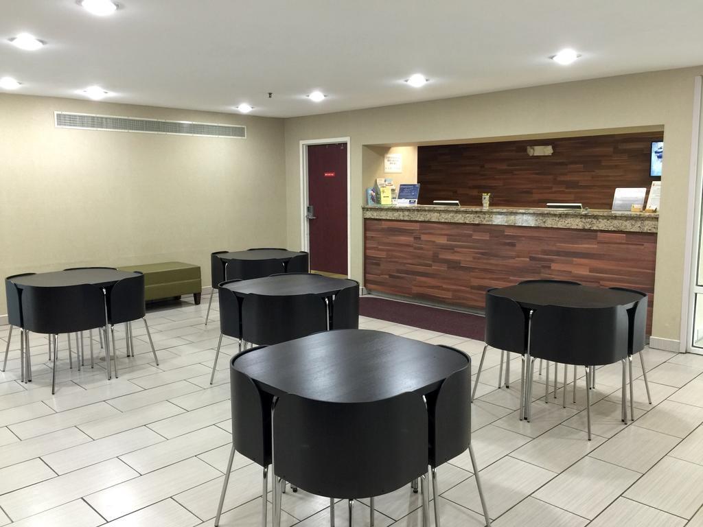 Super 8 By Wyndham Madison East Hotel Екстериор снимка