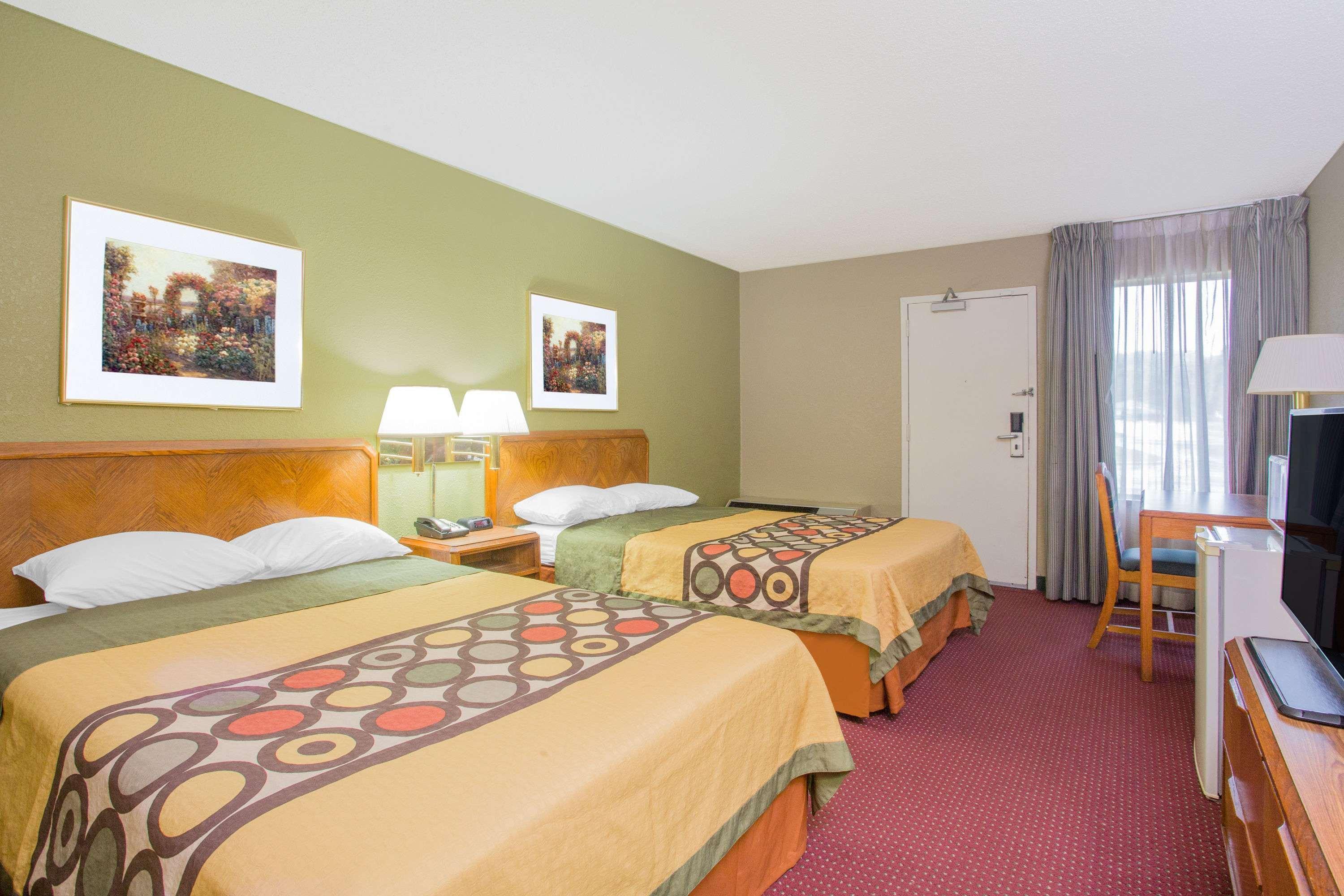 Super 8 By Wyndham Madison East Hotel Екстериор снимка