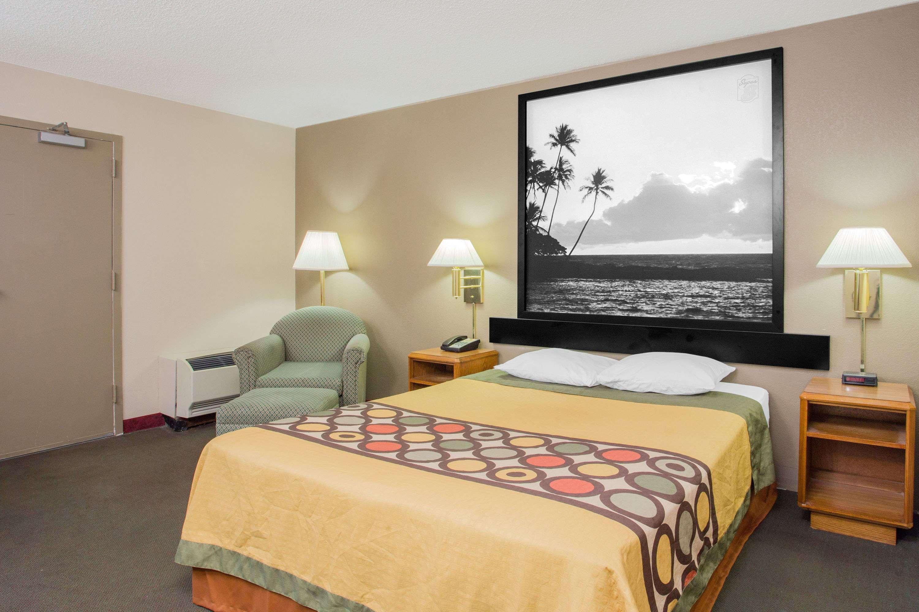 Super 8 By Wyndham Madison East Hotel Екстериор снимка