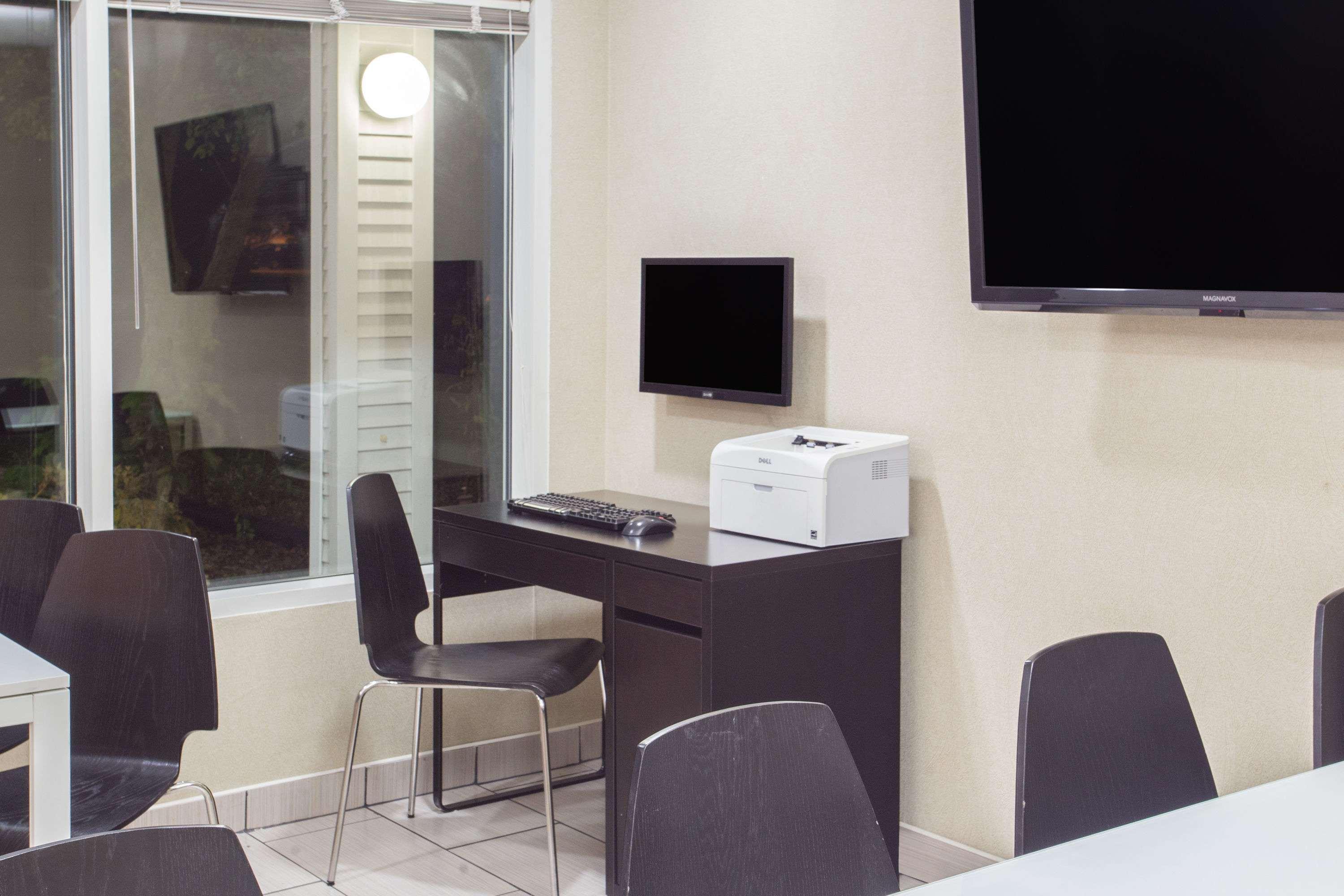 Super 8 By Wyndham Madison East Hotel Екстериор снимка