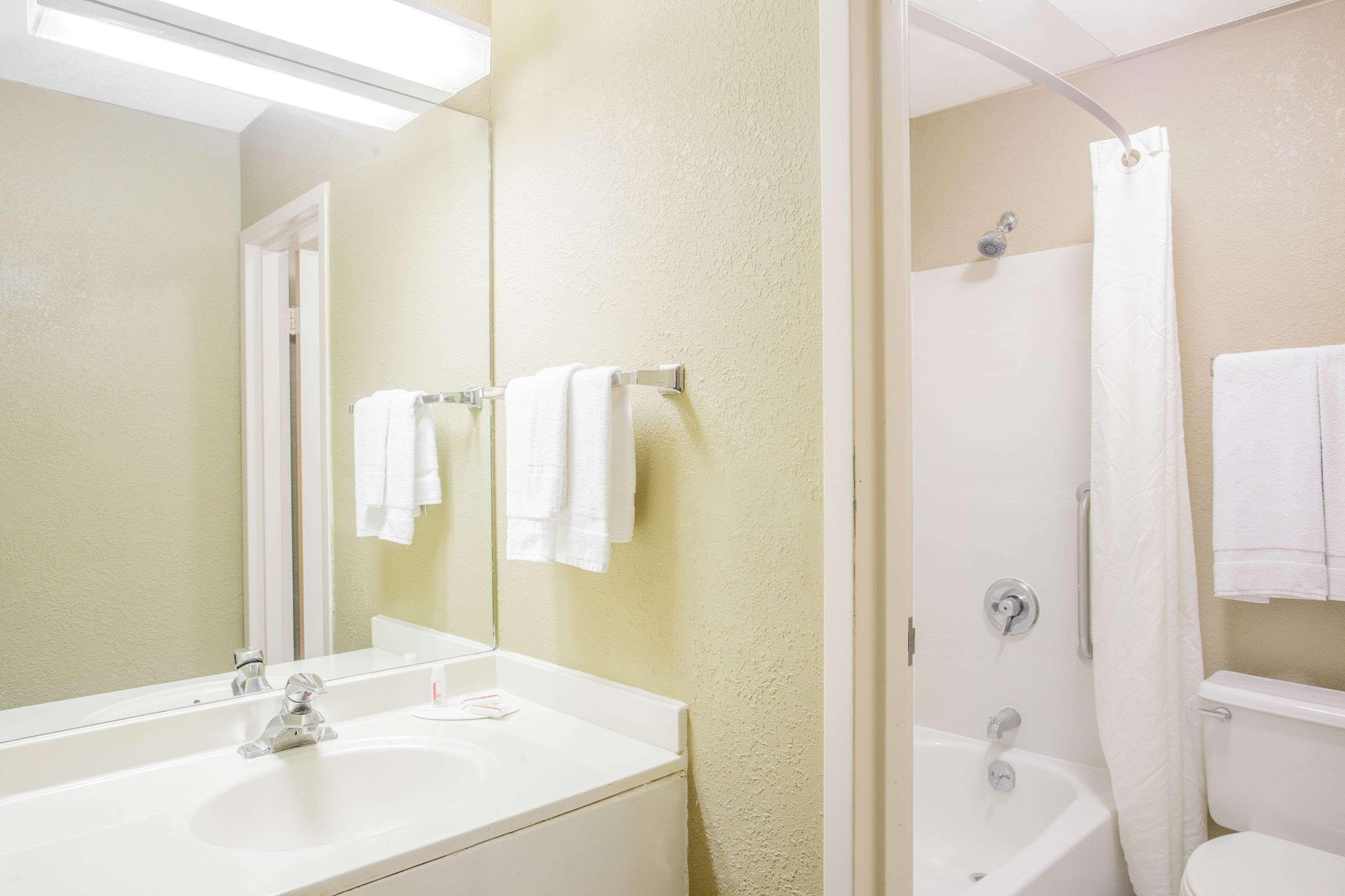 Super 8 By Wyndham Madison East Hotel Екстериор снимка