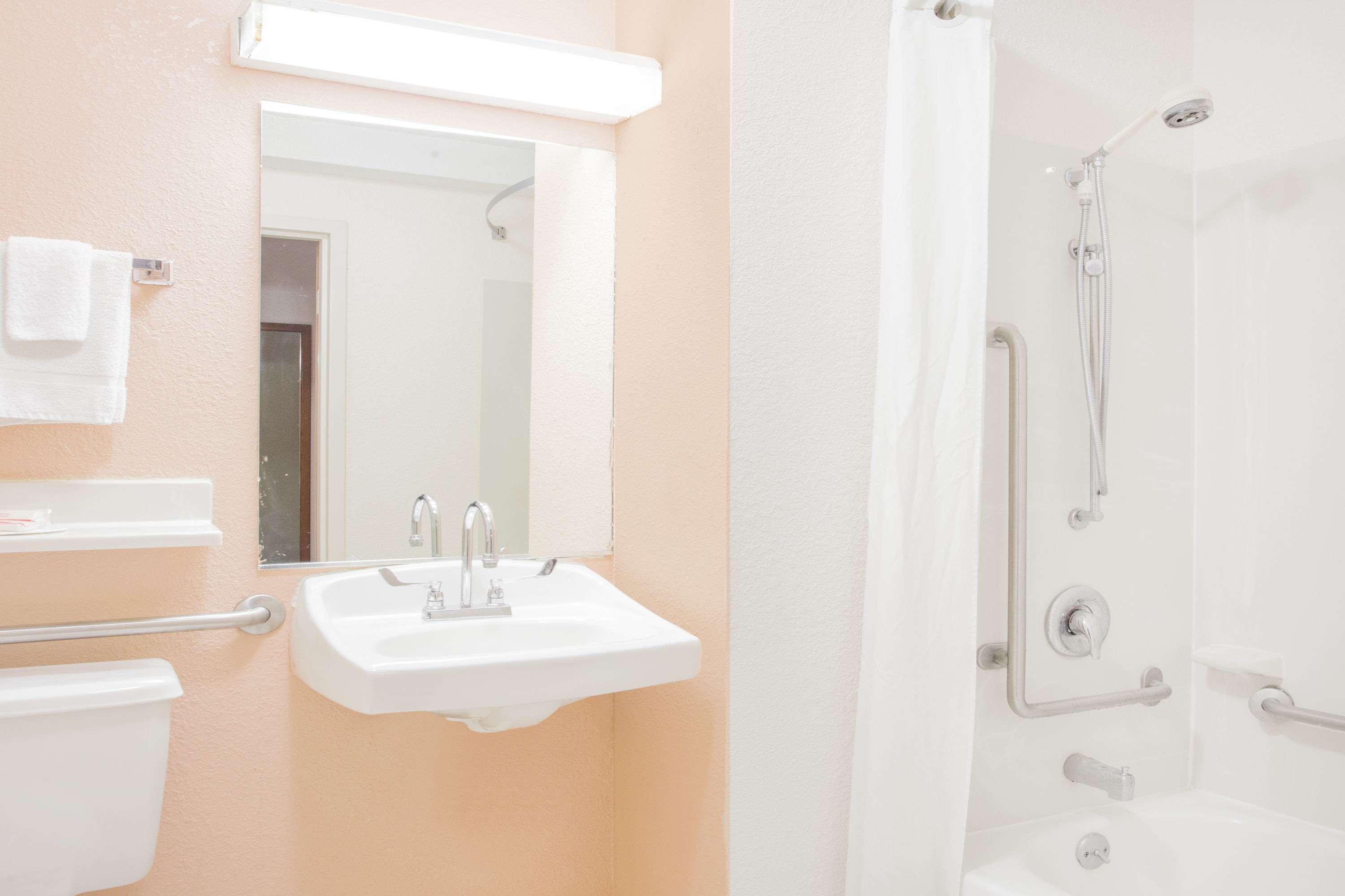 Super 8 By Wyndham Madison East Hotel Екстериор снимка