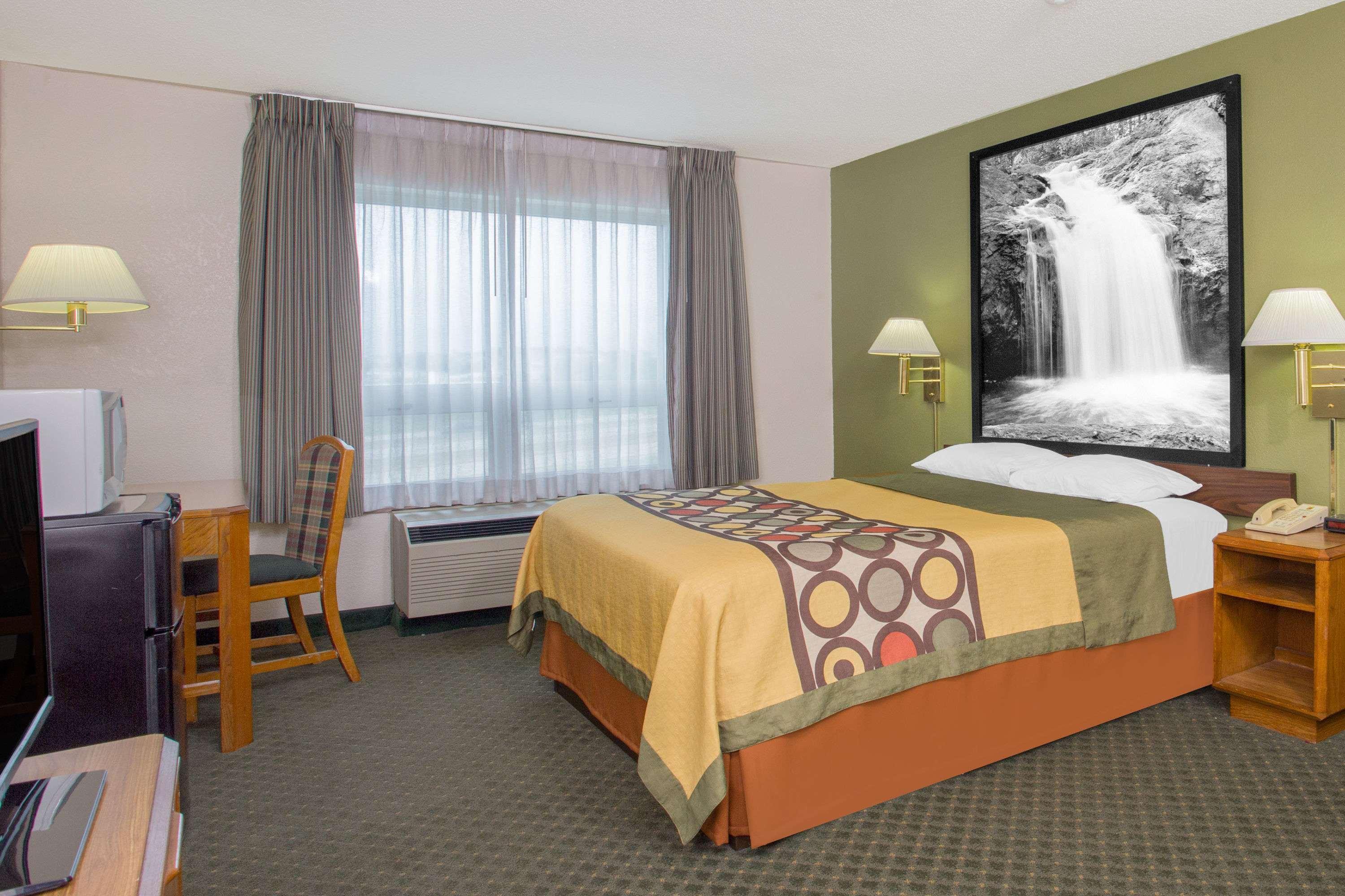 Super 8 By Wyndham Madison East Hotel Екстериор снимка