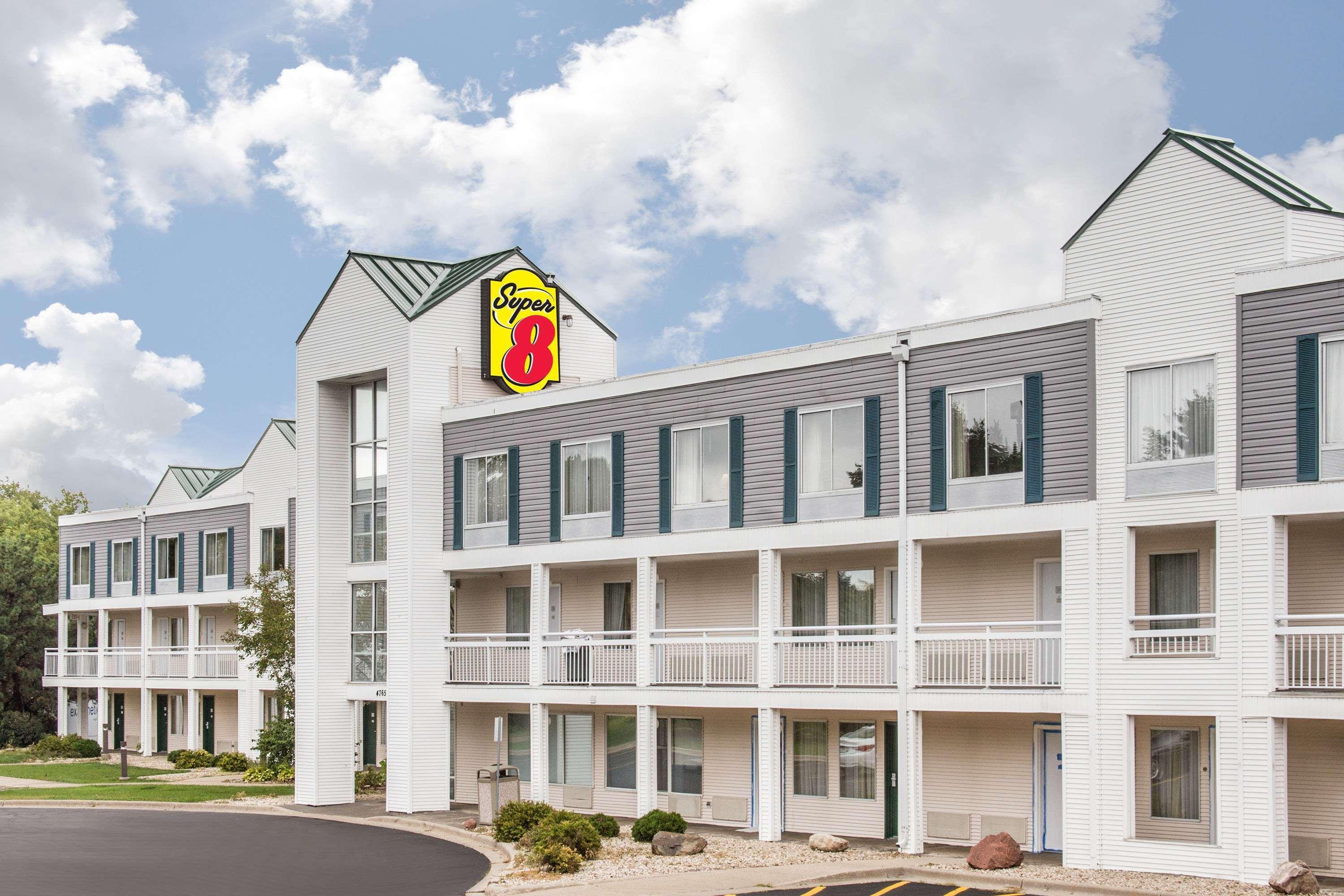 Super 8 By Wyndham Madison East Hotel Екстериор снимка