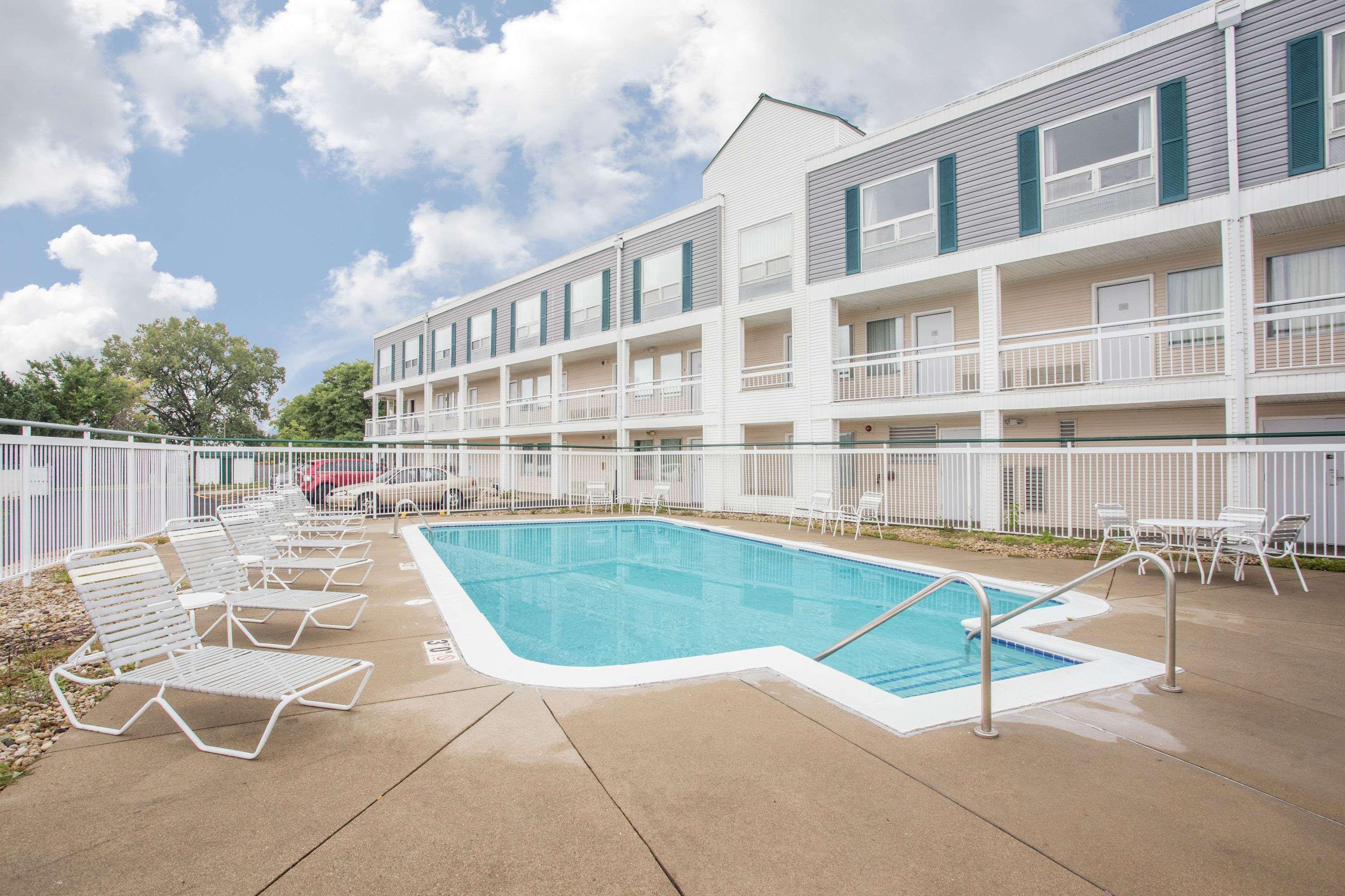 Super 8 By Wyndham Madison East Hotel Екстериор снимка