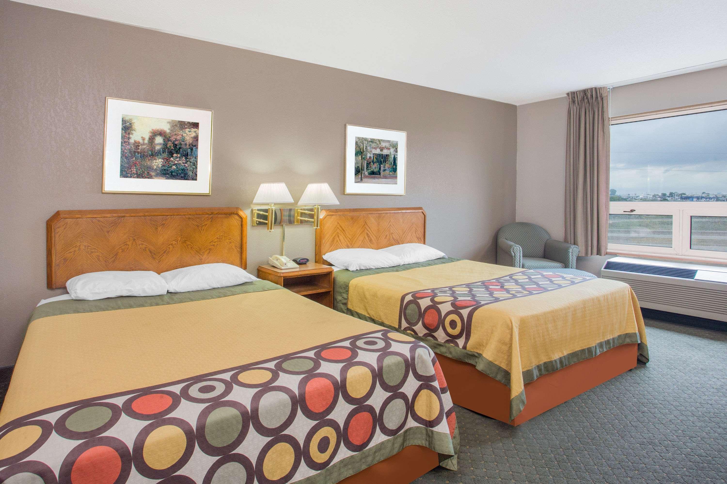 Super 8 By Wyndham Madison East Hotel Екстериор снимка