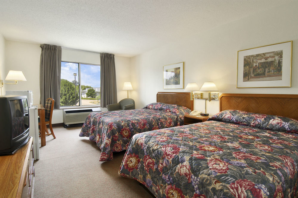 Super 8 By Wyndham Madison East Hotel Екстериор снимка
