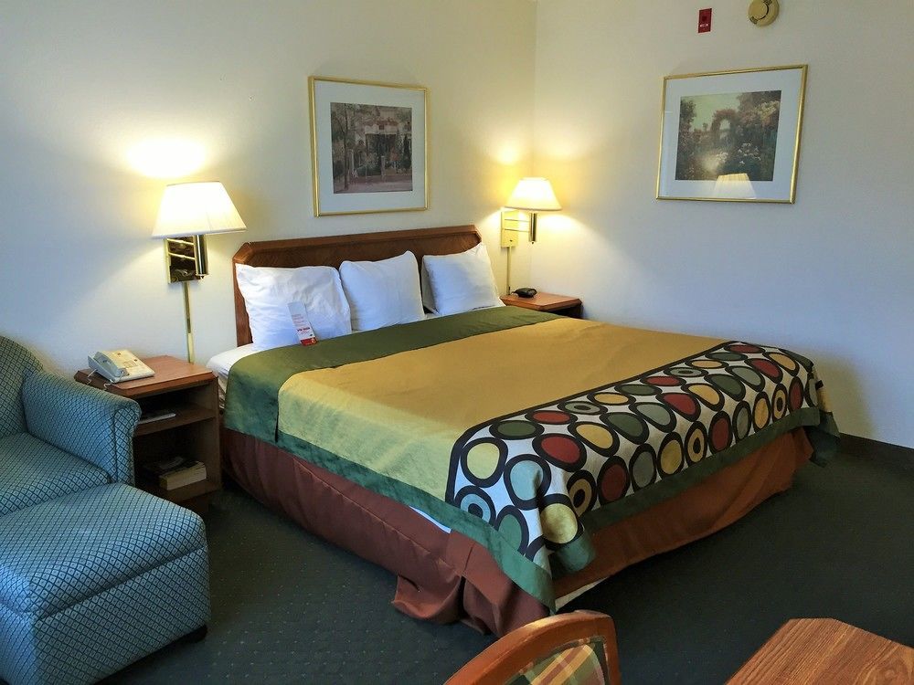 Super 8 By Wyndham Madison East Hotel Екстериор снимка