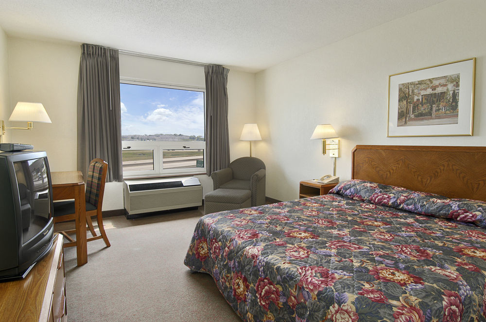 Super 8 By Wyndham Madison East Hotel Стая снимка