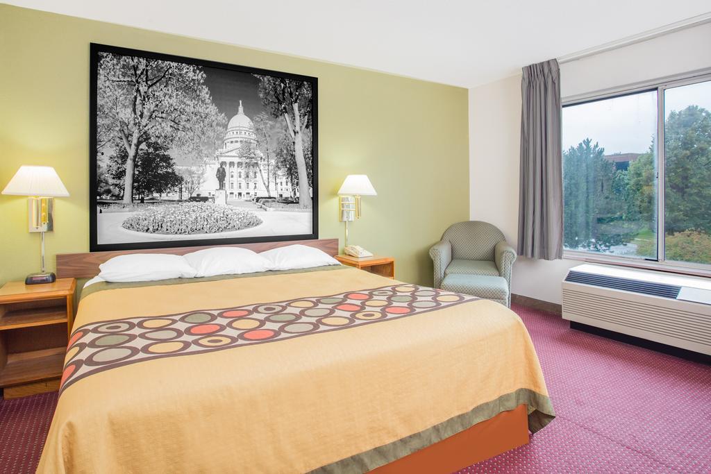 Super 8 By Wyndham Madison East Hotel Екстериор снимка