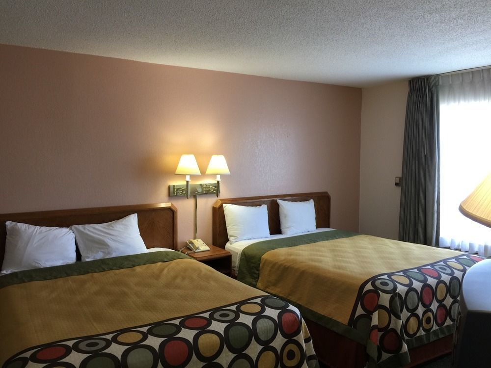 Super 8 By Wyndham Madison East Hotel Екстериор снимка