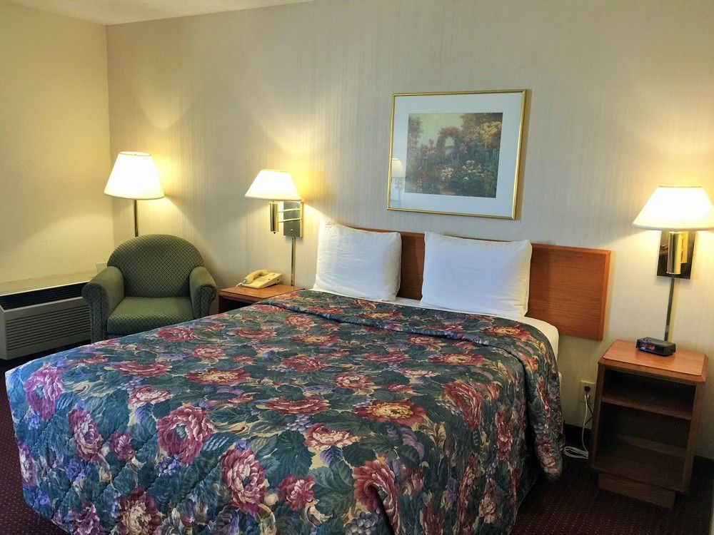 Super 8 By Wyndham Madison East Hotel Екстериор снимка