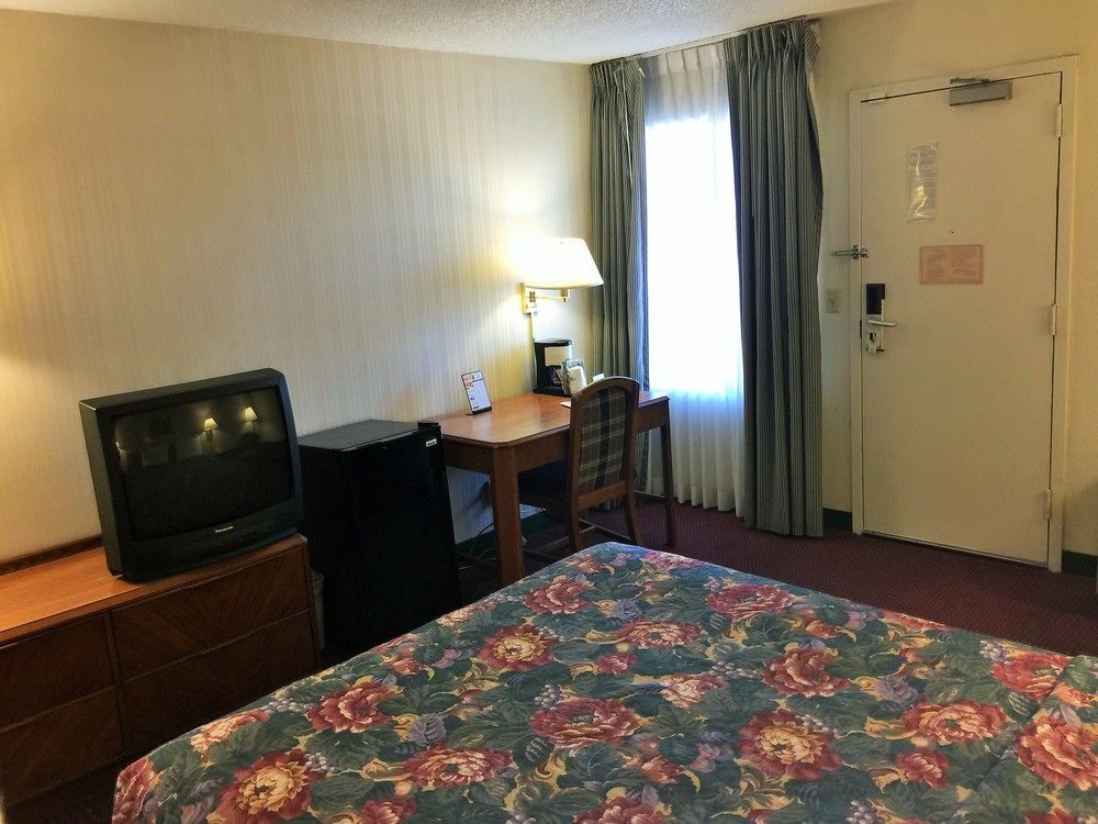 Super 8 By Wyndham Madison East Hotel Екстериор снимка