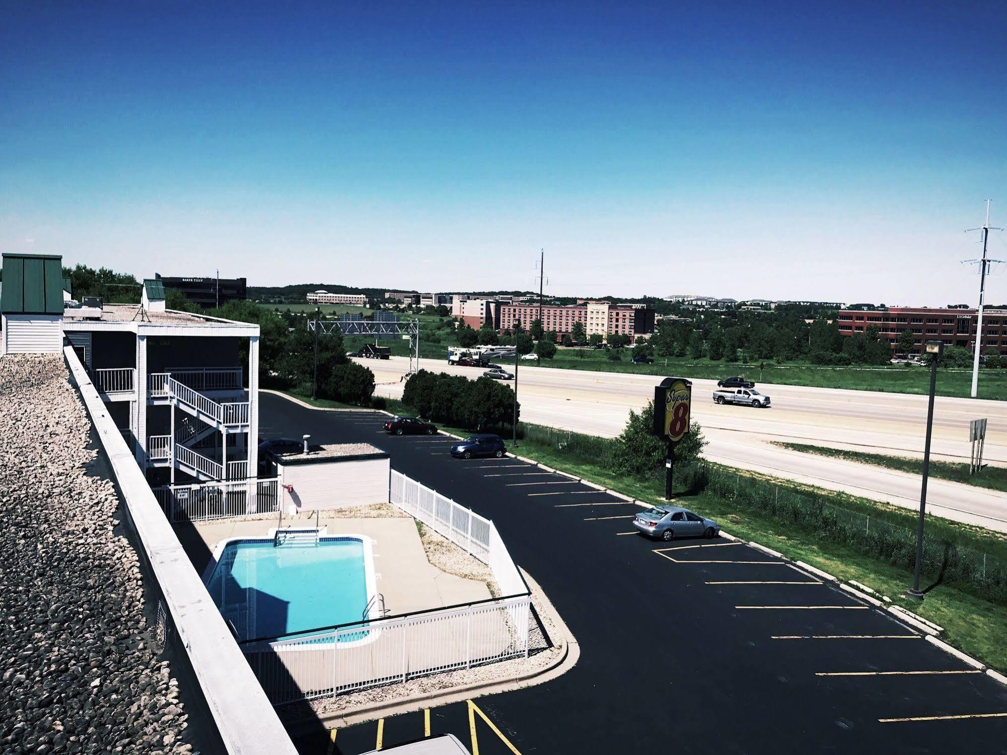 Super 8 By Wyndham Madison East Hotel Екстериор снимка