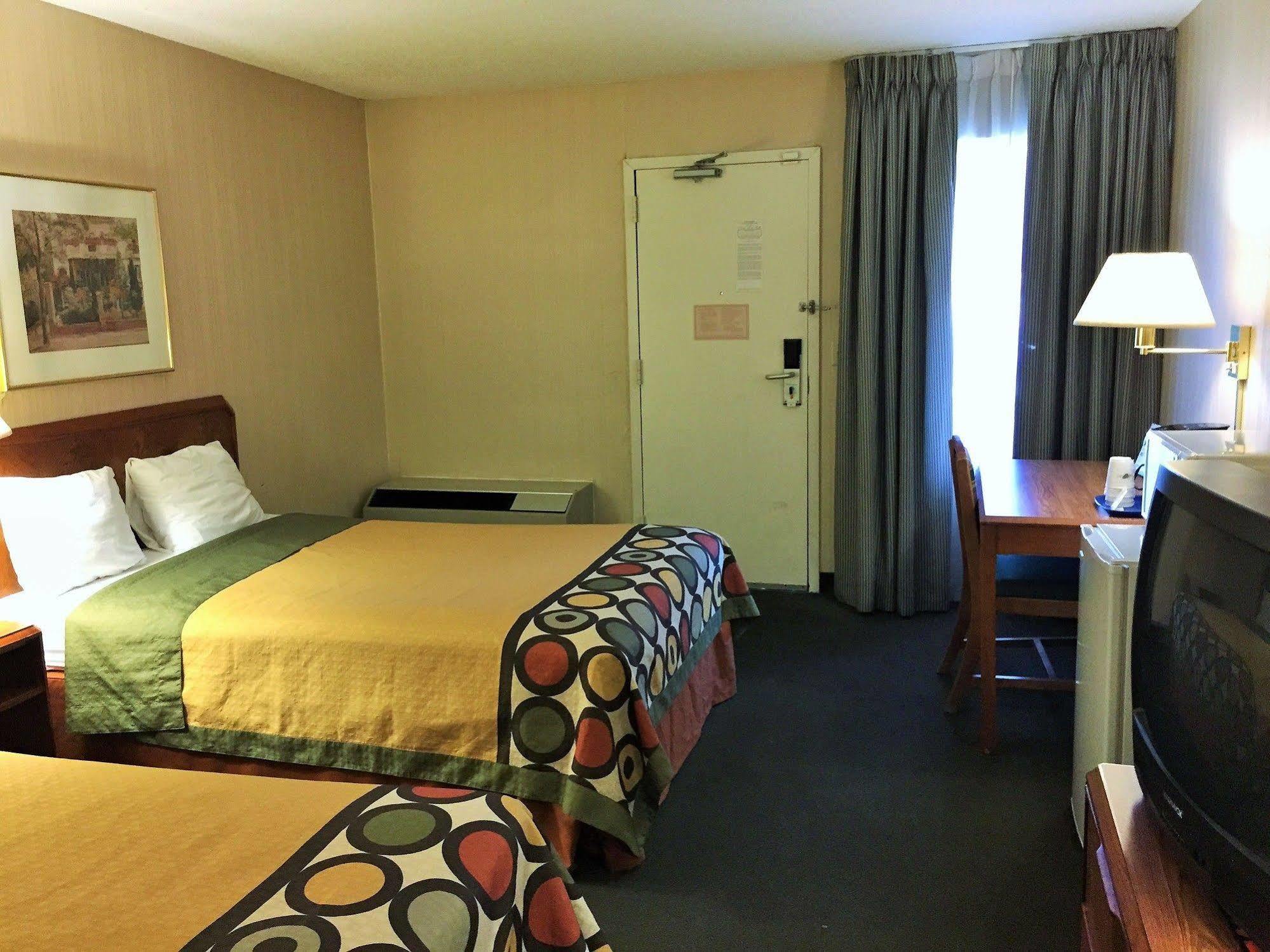 Super 8 By Wyndham Madison East Hotel Екстериор снимка