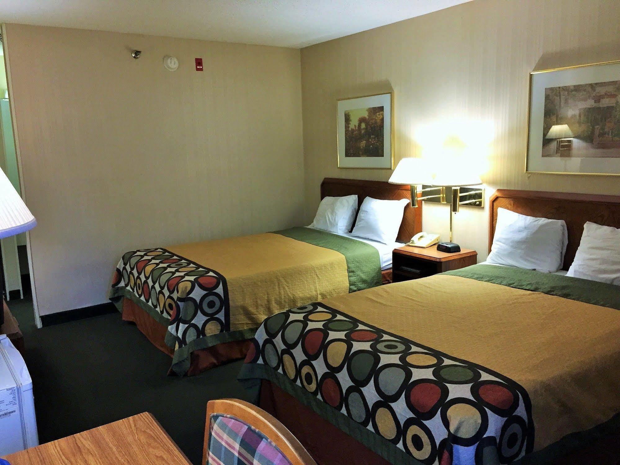 Super 8 By Wyndham Madison East Hotel Екстериор снимка