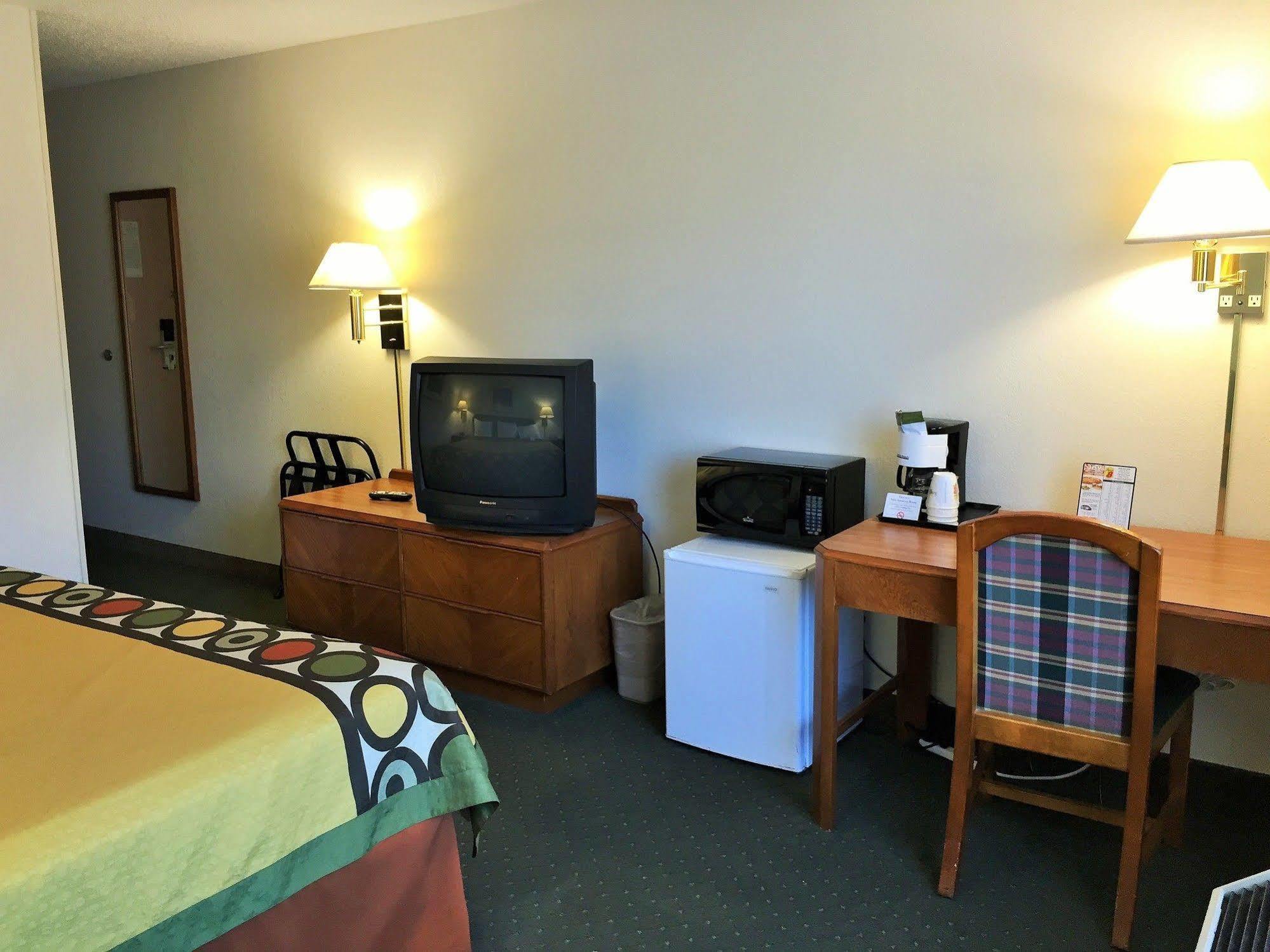 Super 8 By Wyndham Madison East Hotel Екстериор снимка