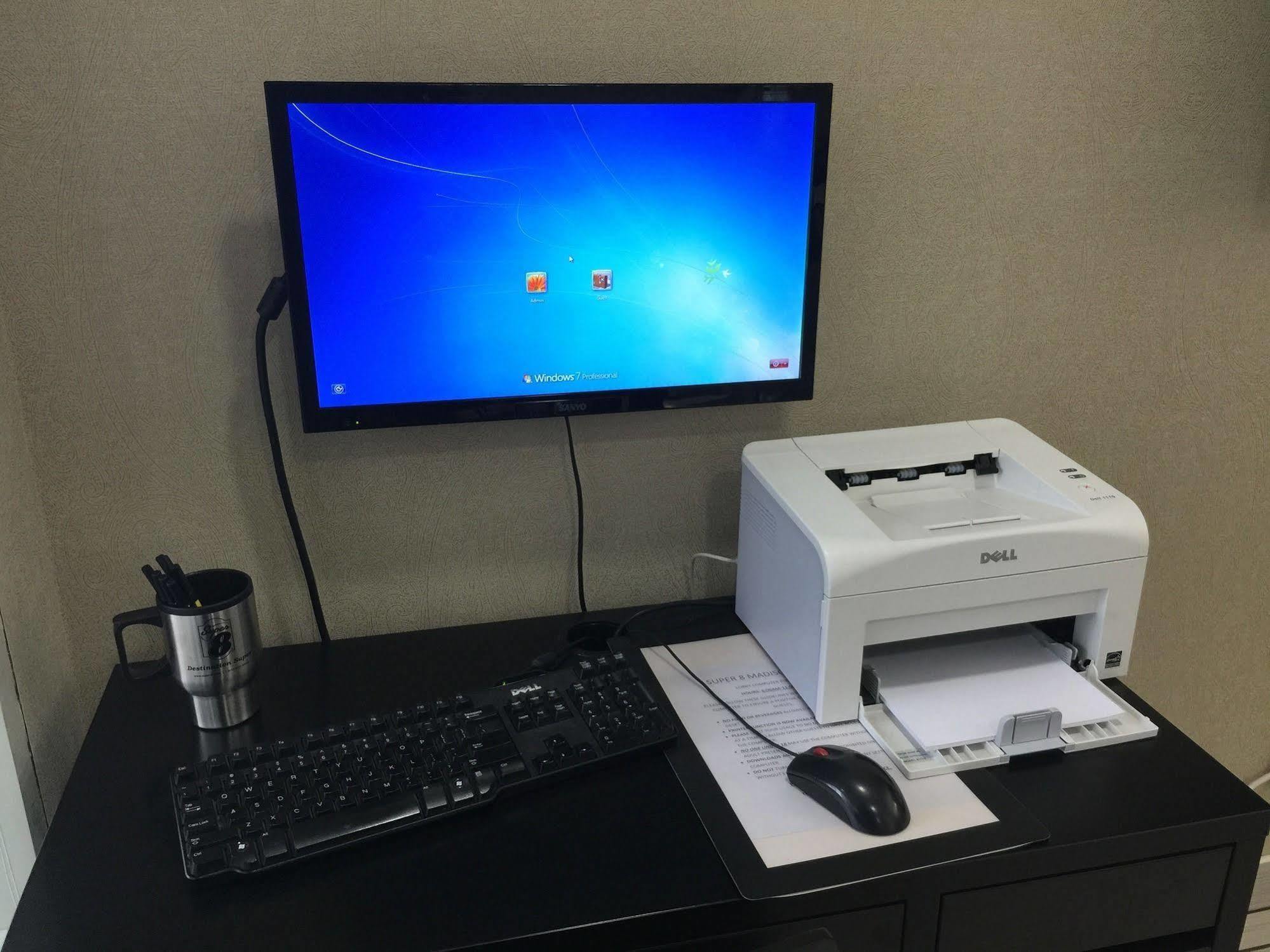 Super 8 By Wyndham Madison East Hotel Екстериор снимка