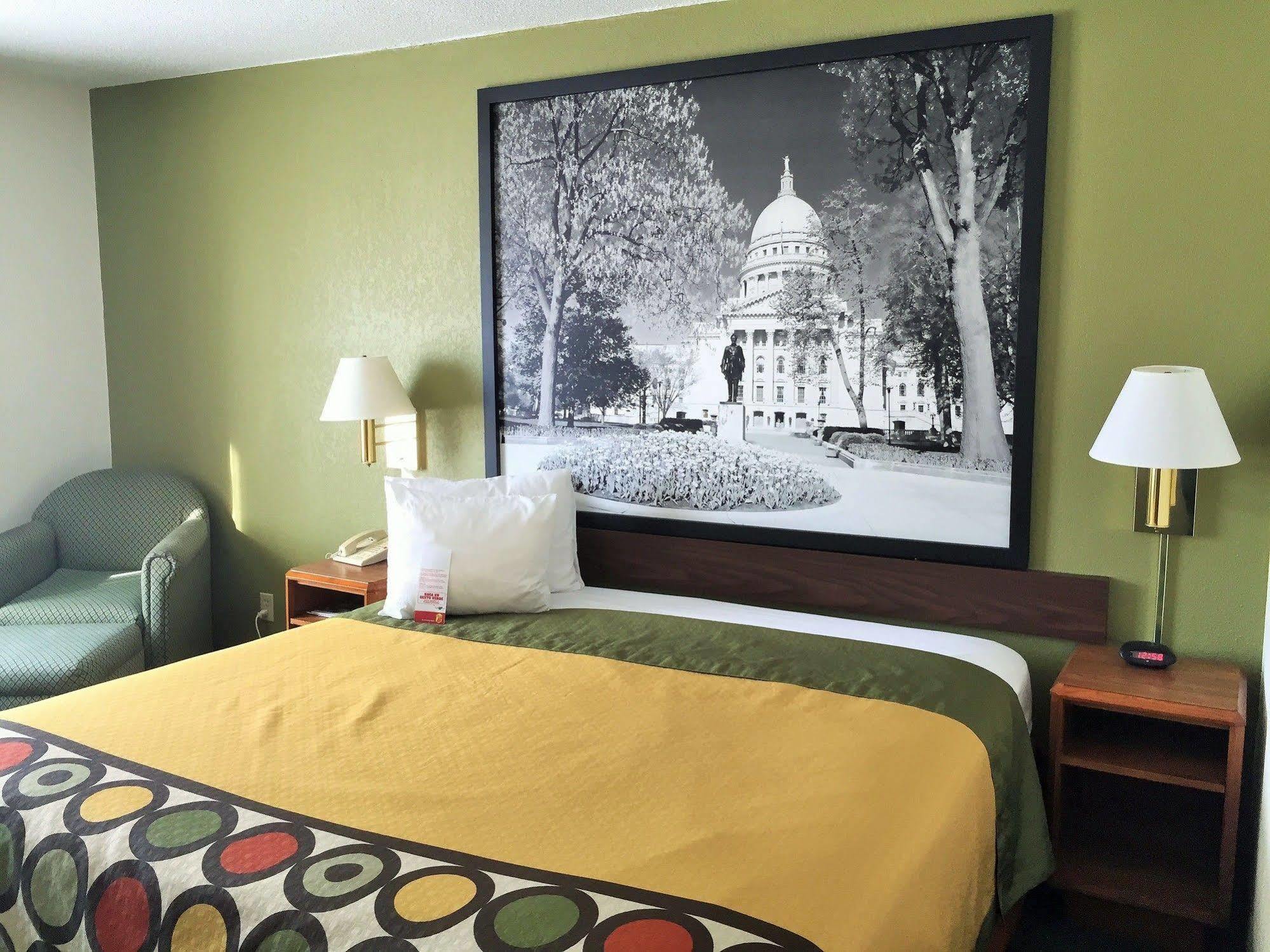 Super 8 By Wyndham Madison East Hotel Екстериор снимка