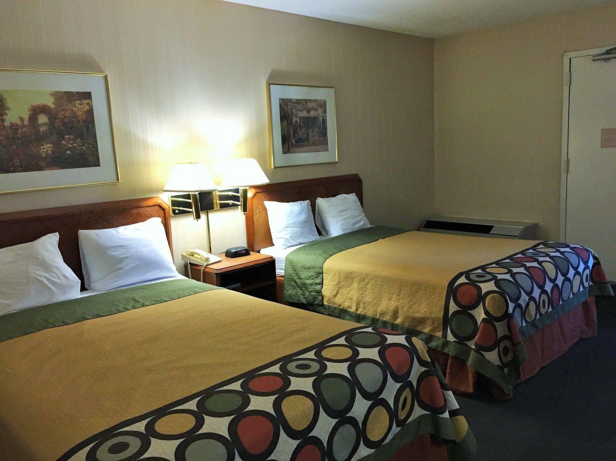 Super 8 By Wyndham Madison East Hotel Екстериор снимка
