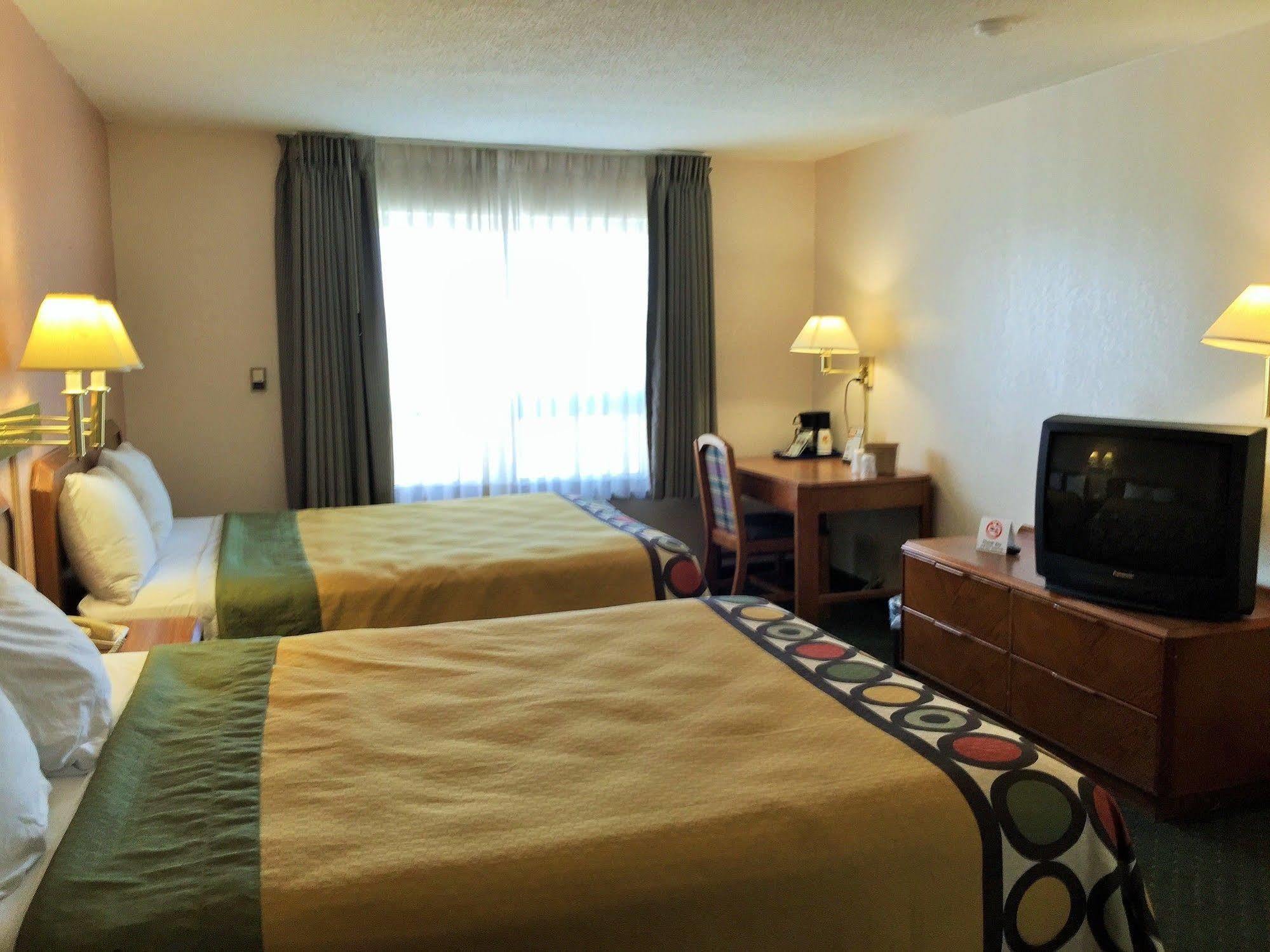 Super 8 By Wyndham Madison East Hotel Екстериор снимка