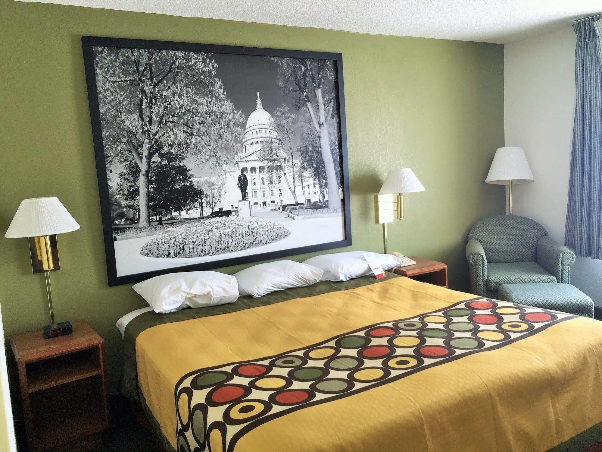 Super 8 By Wyndham Madison East Hotel Екстериор снимка