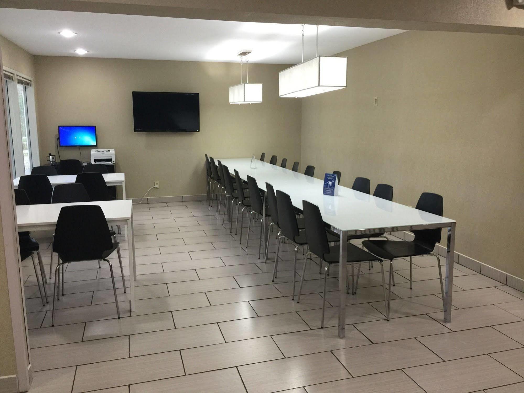 Super 8 By Wyndham Madison East Hotel Екстериор снимка