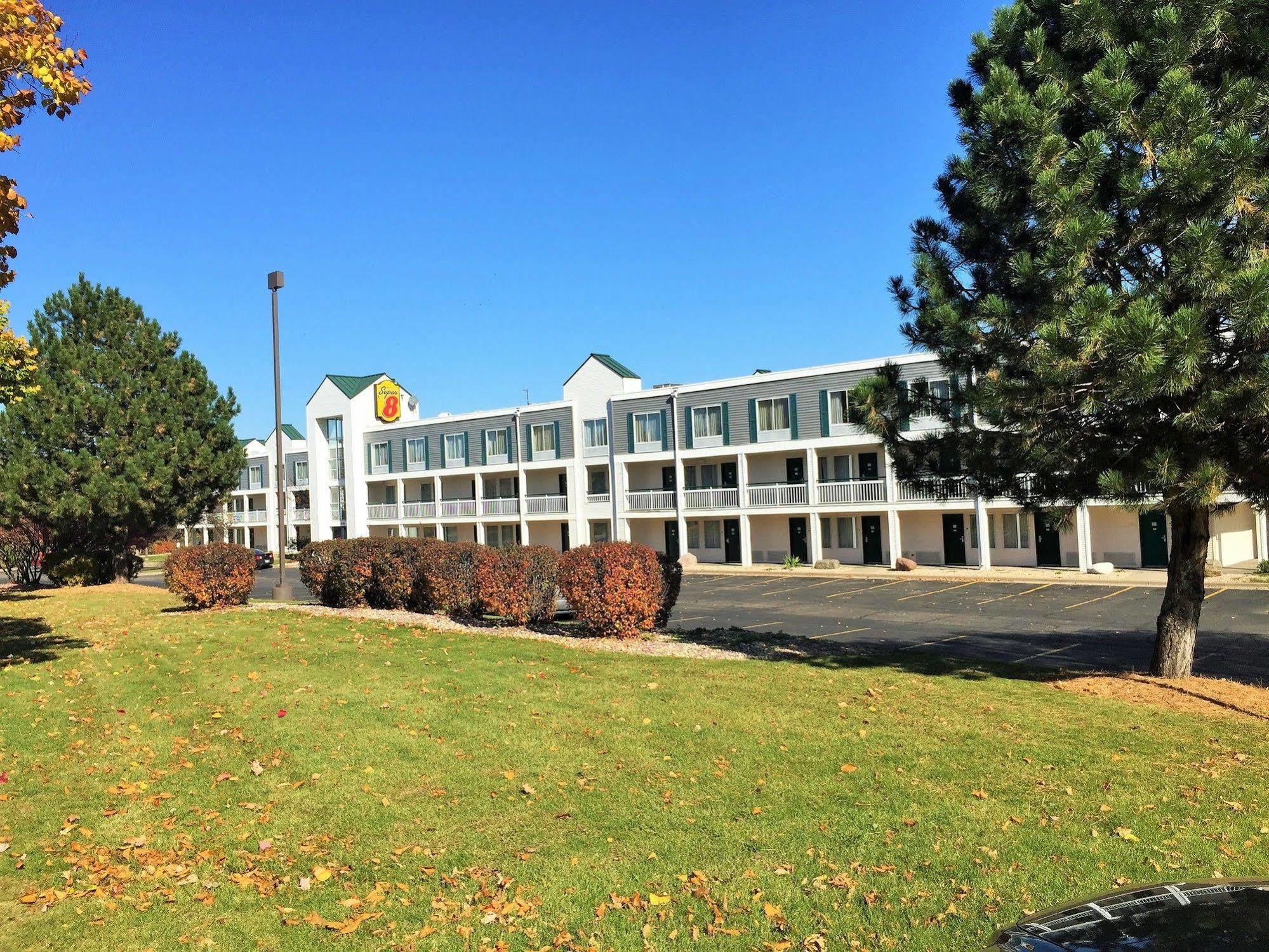 Super 8 By Wyndham Madison East Hotel Екстериор снимка